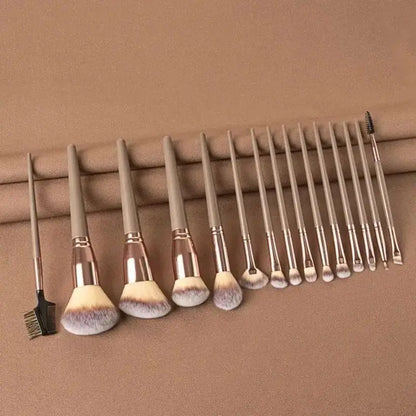 Set de brochas de maquillaje profesionales: suaves y esponjosas para base, polvo, sombras y difuminado. Incluye kabuki y blending, ideales para un acabado perfecto.