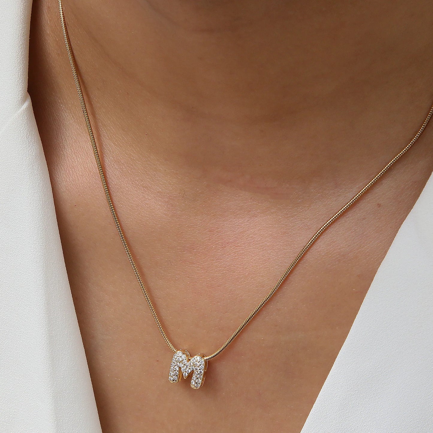 ✨ Collar inicial con letra inglesa, bañado en oro 18K y decorado con circonias incrustadas. Diseño puff/bubble llamativo, moderno y femenino, ideal para destacar tu estilo.