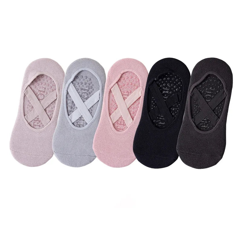 5 pares de calcetas antideslizantes para mujer, ideales para yoga, pilates, danza y gimnasio. Hechas de algodón transpirable, estilo invisible con agarre de silicón para entrenamientos en interiores.