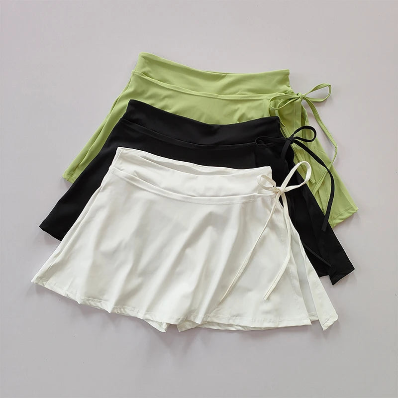 Falda deportiva estilo yoga con pantalón integrado: ideal para tenis, bádminton o entrenamiento. Secado rápido, con bolsillo lateral y abertura moderna para máxima comodidad y estilo.