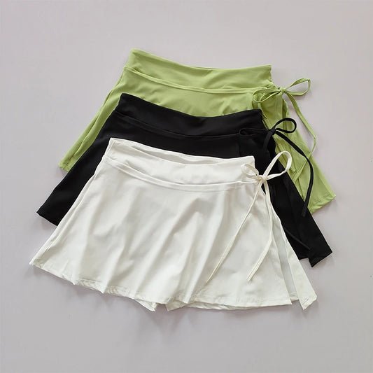 Falda deportiva estilo yoga con pantalón integrado: ideal para tenis, bádminton o entrenamiento. Secado rápido, con bolsillo lateral y abertura moderna para máxima comodidad y estilo.
