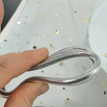 Set de 10 pulseras de silicona con glitter, en tonos cálidos dorados, ideales para complementar cualquier look femenino.