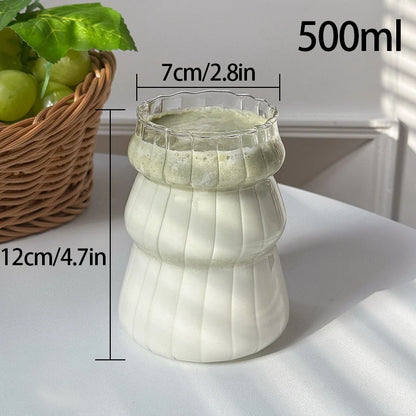 “Vaso de vidrio transparente con diseño ondulado, ideal para café helado, jugo, leche o té.”