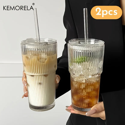 Vaso de vidrio rayado de 600 ml, transparente, disponible con tapa y popote o sin cubierta. Perfecto para jugos, café frío y bebidas diarias. Diseño moderno y práctico.