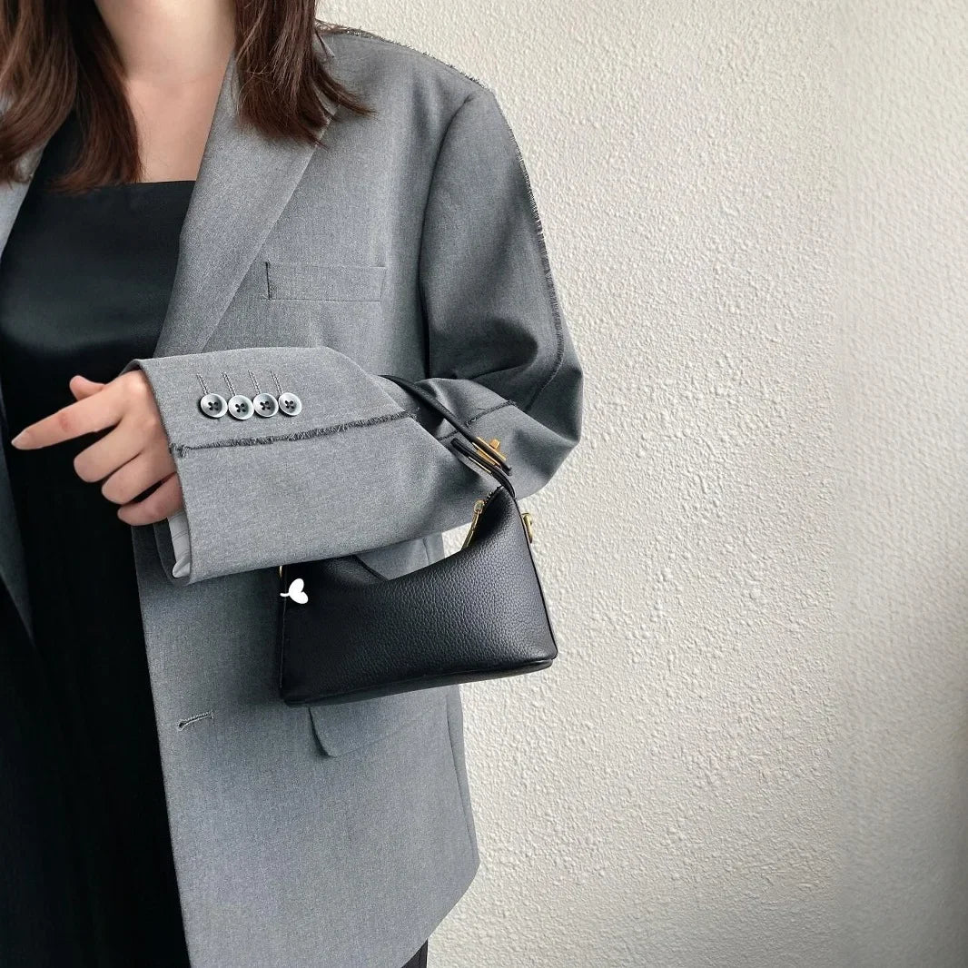 Bolso retro y sencillo tipo crossbody, de cuero suave y diseño cuadrado pequeño. Elegante, versátil y perfecto para uso diario con estilo.