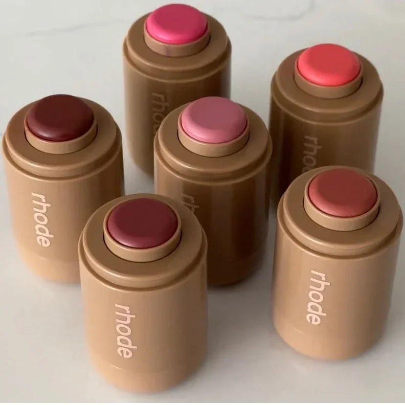 💄 RHODE Pocket Blush Stick: bálsamo hidratante 2 en 1 para labios y mejillas. Textura cremosa, fácil de aplicar y con acabado natural en polvo-rouge. ¡Color fresco y luminoso en segundos!