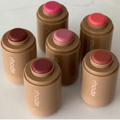 💄 RHODE Pocket Blush Stick: bálsamo hidratante 2 en 1 para labios y mejillas. Textura cremosa, fácil de aplicar y con acabado natural en polvo-rouge. ¡Color fresco y luminoso en segundos!
