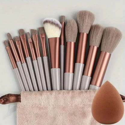 Set de brochas de maquillaje profesionales: suaves y esponjosas para base, polvo, sombras y difuminado. Incluye kabuki y blending, ideales para un acabado perfecto.