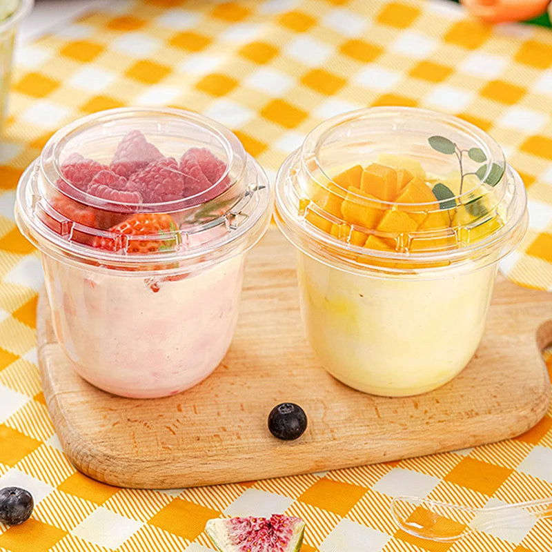 🥤 Set de 10 vasos desechables transparentes de 10oz con tapa: perfectos para mousse, pasteles, helados, pudín, gelatina o yogur. ¡Prácticos, higiénicos y listos para tu picnic o fiesta!