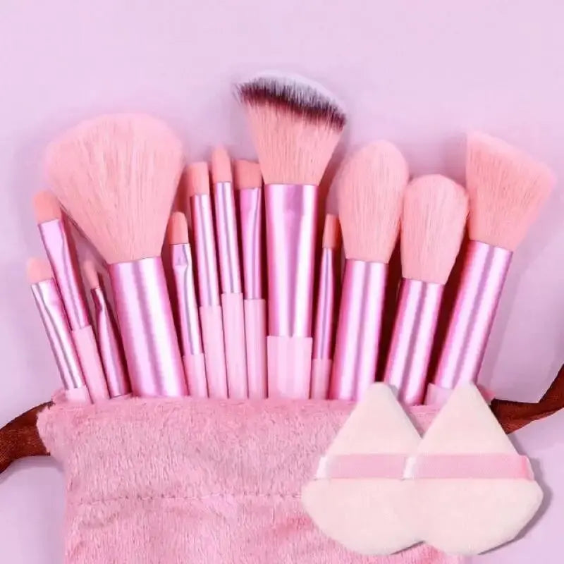 Set de brochas de maquillaje profesionales: suaves y esponjosas para base, polvo, sombras y difuminado. Incluye kabuki y blending, ideales para un acabado perfecto.