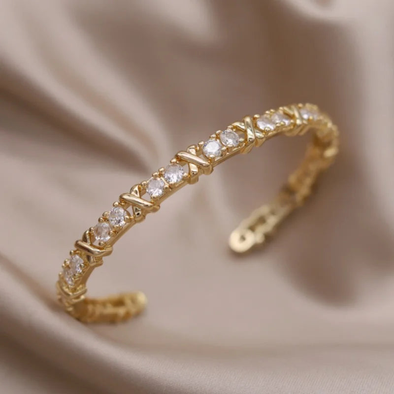 ✨Brazalete X Bicolor Con Zirconia's. Pulsera de diseño francés con baño en dos tonos y zirconias incrustadas. Elegante y versátil, ideal para uso diario o accesorios de trabajo con estilo.