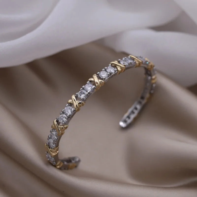 ✨Brazalete X Bicolor Con Zirconia's. Pulsera de diseño francés con baño en dos tonos y zirconias incrustadas. Elegante y versátil, ideal para uso diario o accesorios de trabajo con estilo.