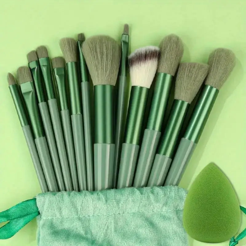 Set de brochas de maquillaje profesionales: suaves y esponjosas para base, polvo, sombras y difuminado. Incluye kabuki y blending, ideales para un acabado perfecto.