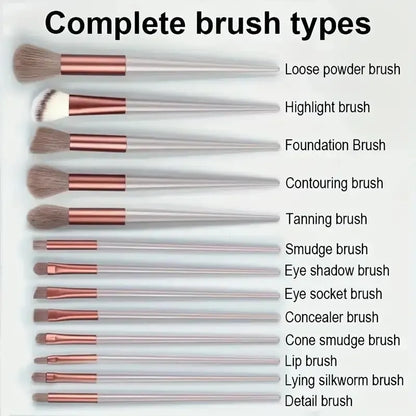 Set de brochas de maquillaje profesionales: suaves y esponjosas para base, polvo, sombras y difuminado. Incluye kabuki y blending, ideales para un acabado perfecto.