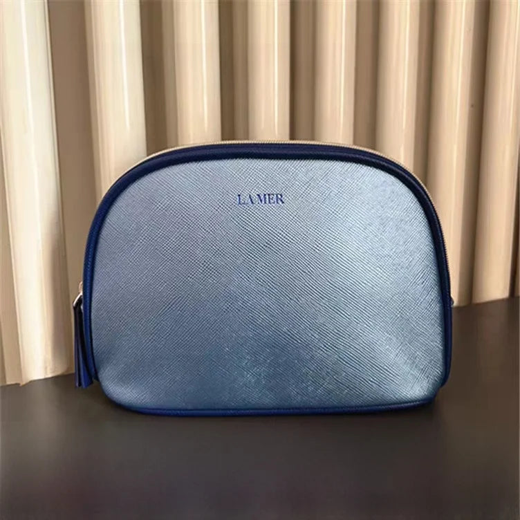 🌊 Bolsa portátil de viaje en PU color azul marino: ligera, resistente y fácil de llevar. Ideal para guardar artículos personales con estilo y practicidad. ¡Tu compañera perfecta en cada salida!