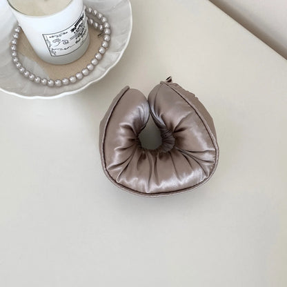 scrunchies elásticos de esponja y satén: suaves, cómodos y perfectos para mujeres y niñas. Accesorio ideal para peinados con estilo, sin maltratar tu cabello. ¡Color, suavidad y moda en cada coleta!