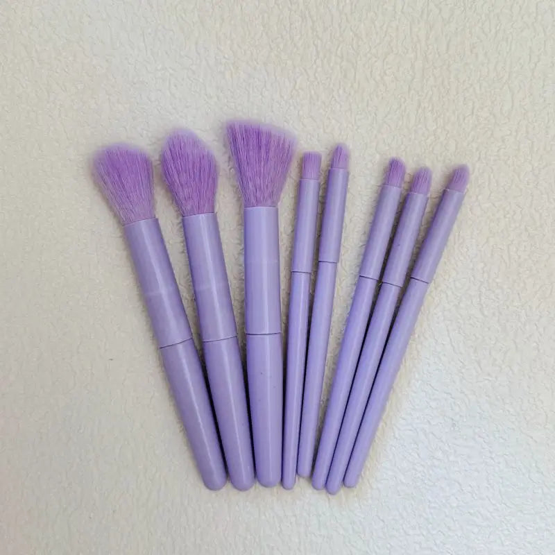 Set de brochas de maquillaje profesionales: suaves y esponjosas para base, polvo, sombras y difuminado. Incluye kabuki y blending, ideales para un acabado perfecto.