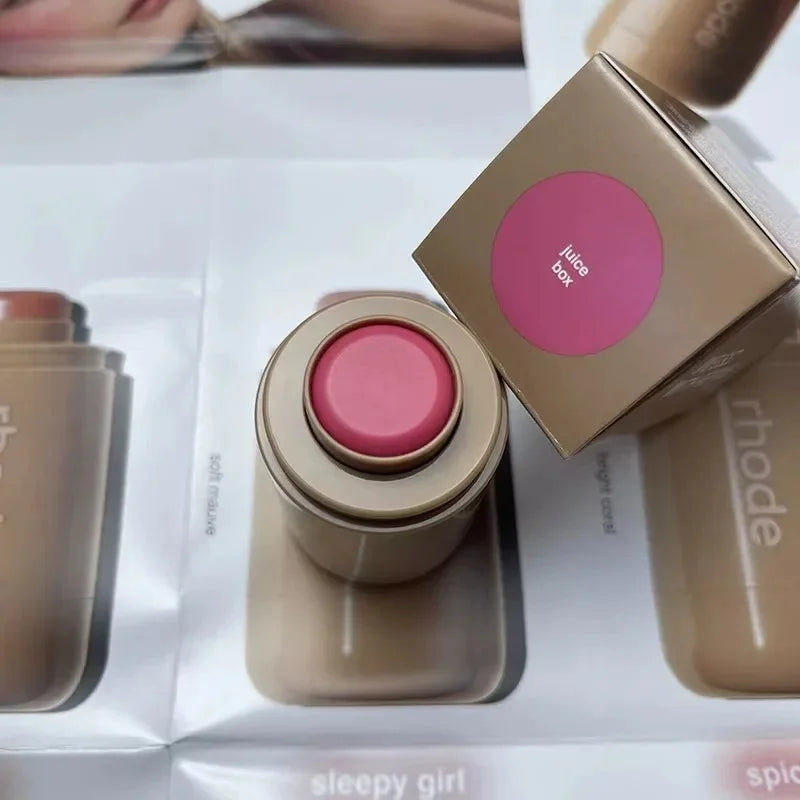 💄 RHODE Pocket Blush Stick: bálsamo hidratante 2 en 1 para labios y mejillas. Textura cremosa, fácil de aplicar y con acabado natural en polvo-rouge. ¡Color fresco y luminoso en segundos!