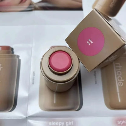💄 RHODE Pocket Blush Stick: bálsamo hidratante 2 en 1 para labios y mejillas. Textura cremosa, fácil de aplicar y con acabado natural en polvo-rouge. ¡Color fresco y luminoso en segundos!