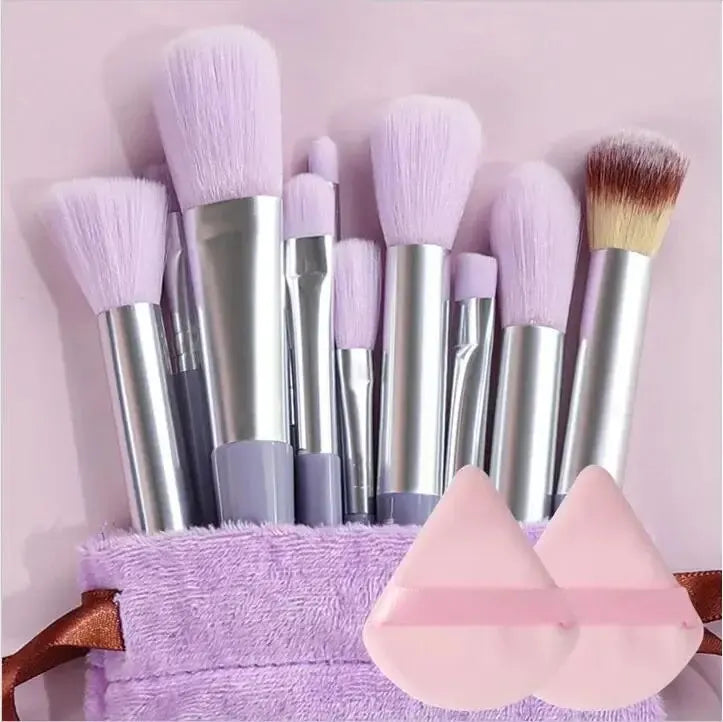 Set de brochas de maquillaje profesionales: suaves y esponjosas para base, polvo, sombras y difuminado. Incluye kabuki y blending, ideales para un acabado perfecto.