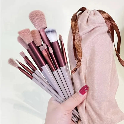 Set de brochas de maquillaje profesionales: suaves y esponjosas para base, polvo, sombras y difuminado. Incluye kabuki y blending, ideales para un acabado perfecto.