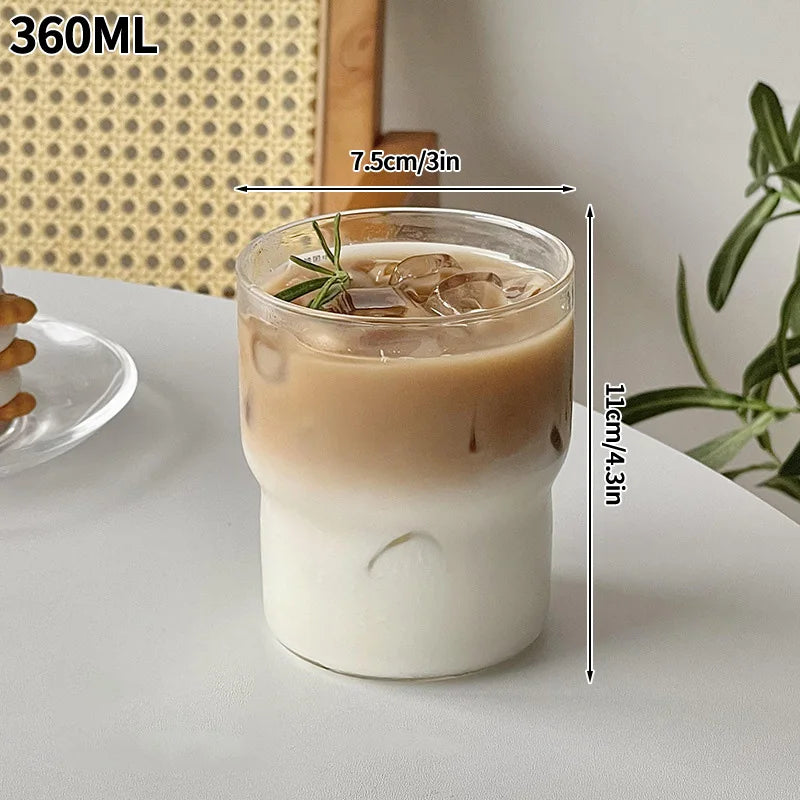 “Vaso de vidrio transparente con diseño ondulado, ideal para café helado, jugo, leche o té.”