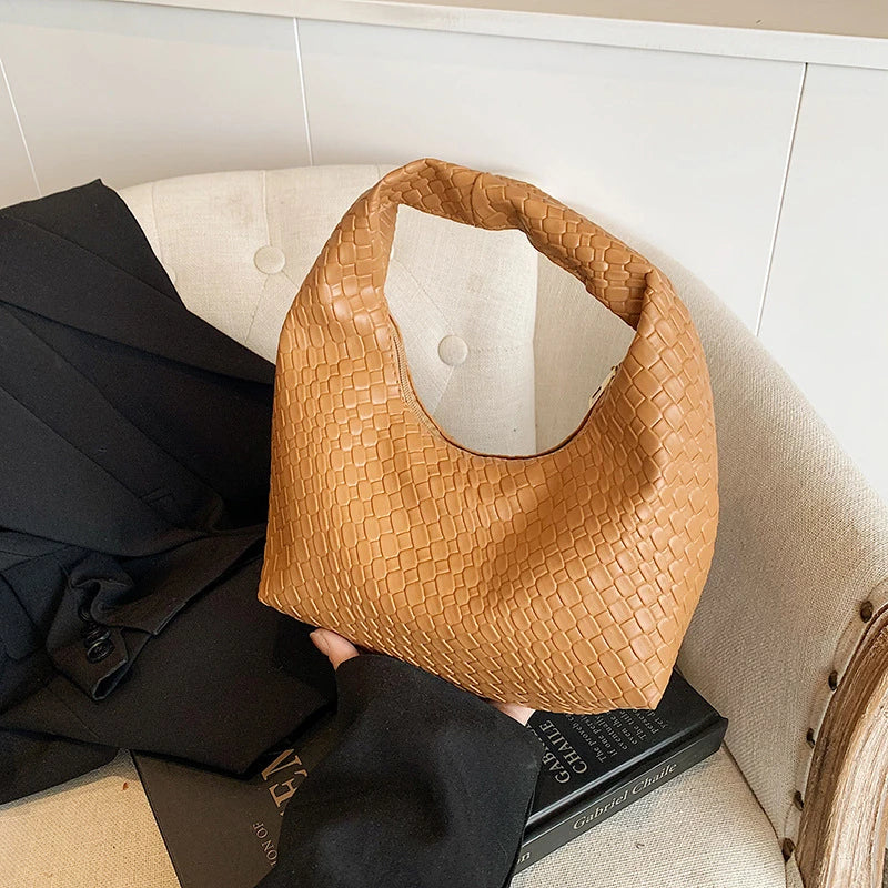 Bolso de hombro pequeño de piel sintética suave, estilo clásico, tejido repujado, con asa superior, para uso diario informal.
