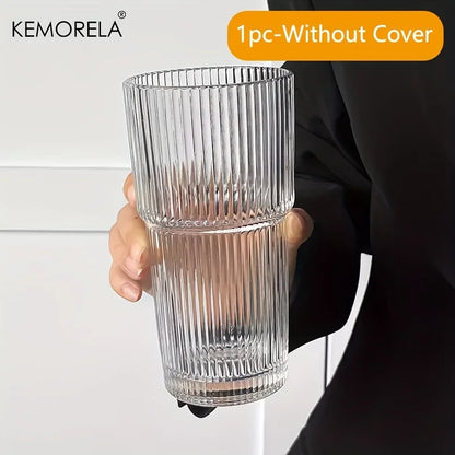 Vaso de vidrio rayado de 600 ml, transparente, disponible con tapa y popote o sin cubierta. Perfecto para jugos, café frío y bebidas diarias. Diseño moderno y práctico.