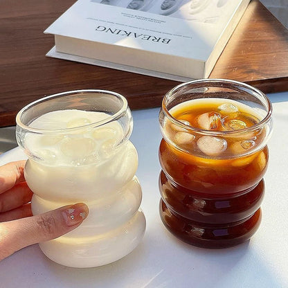“Vaso de vidrio transparente con diseño ondulado, ideal para café helado, jugo, leche o té.”