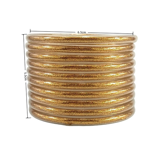 Set de 10 pulseras de silicona con glitter, en tonos cálidos dorados, ideales para complementar cualquier look femenino.