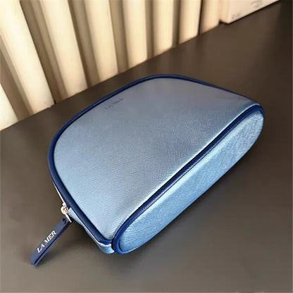 🌊 Bolsa portátil de viaje en PU color azul marino: ligera, resistente y fácil de llevar. Ideal para guardar artículos personales con estilo y practicidad. ¡Tu compañera perfecta en cada salida!