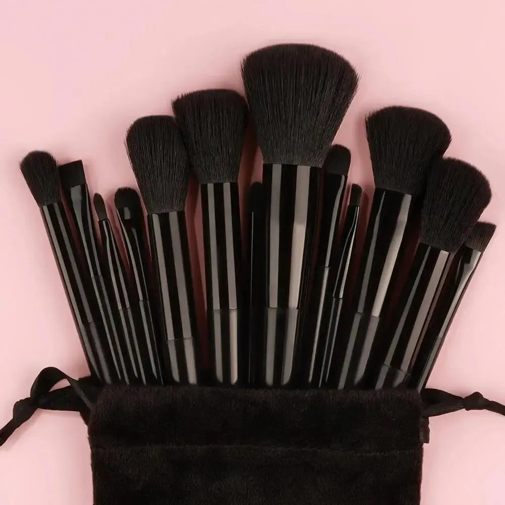 Set de brochas de maquillaje profesionales: suaves y esponjosas para base, polvo, sombras y difuminado. Incluye kabuki y blending, ideales para un acabado perfecto.