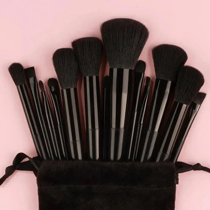 Set de brochas de maquillaje profesionales: suaves y esponjosas para base, polvo, sombras y difuminado. Incluye kabuki y blending, ideales para un acabado perfecto.