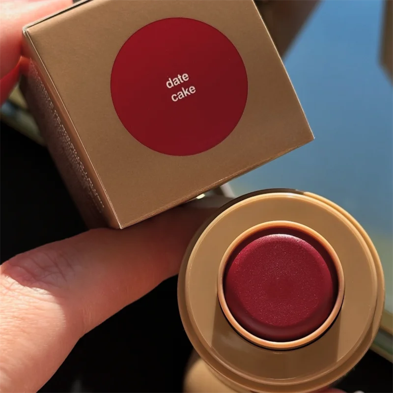 💄 RHODE Pocket Blush Stick: bálsamo hidratante 2 en 1 para labios y mejillas. Textura cremosa, fácil de aplicar y con acabado natural en polvo-rouge. ¡Color fresco y luminoso en segundos!