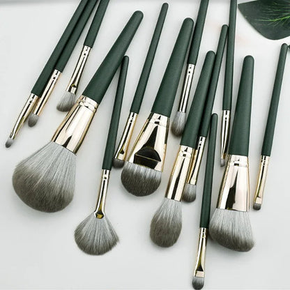 14 Brochas de Maquillaje  Kit completo de 14 brochas suaves y esponjosas para polvo, base, rubor y sombras. Herramientas profesionales para difuminar y lograr un acabado perfecto en cualquier look de belleza.