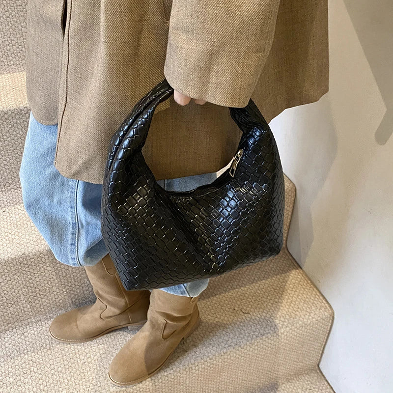 Bolso de hombro pequeño de piel sintética suave, estilo clásico, tejido repujado, con asa superior, para uso diario informal.
