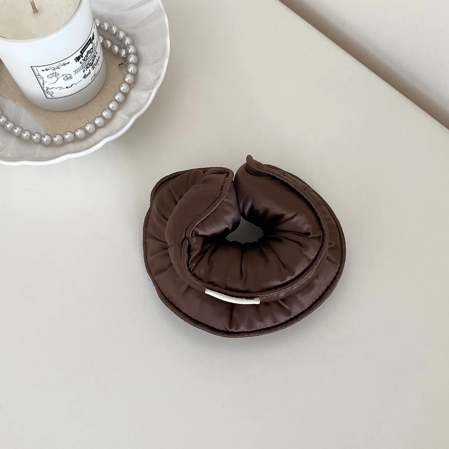 scrunchies elásticos de esponja y satén: suaves, cómodos y perfectos para mujeres y niñas. Accesorio ideal para peinados con estilo, sin maltratar tu cabello. ¡Color, suavidad y moda en cada coleta!