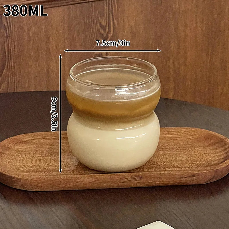 “Vaso de vidrio transparente con diseño ondulado, ideal para café helado, jugo, leche o té.”