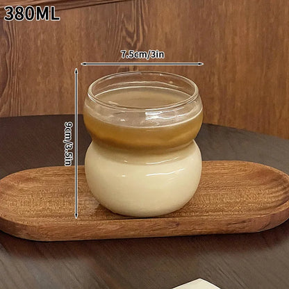 “Vaso de vidrio transparente con diseño ondulado, ideal para café helado, jugo, leche o té.”