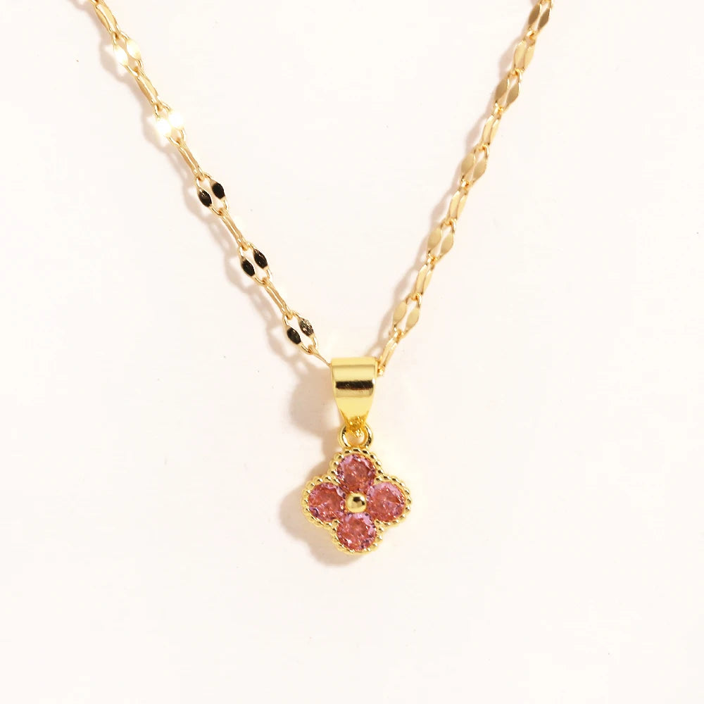 Collar Trébol Violeta Plata cadena en acero inoxidable con dije de trébol violeta y cristales de colores. Joyería elegante para mujer, ideal como regalo de boda o accesorio de fiesta.