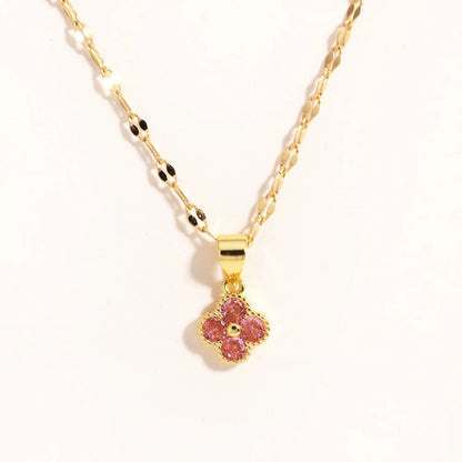 Collar Trébol Violeta Plata cadena en acero inoxidable con dije de trébol violeta y cristales de colores. Joyería elegante para mujer, ideal como regalo de boda o accesorio de fiesta.