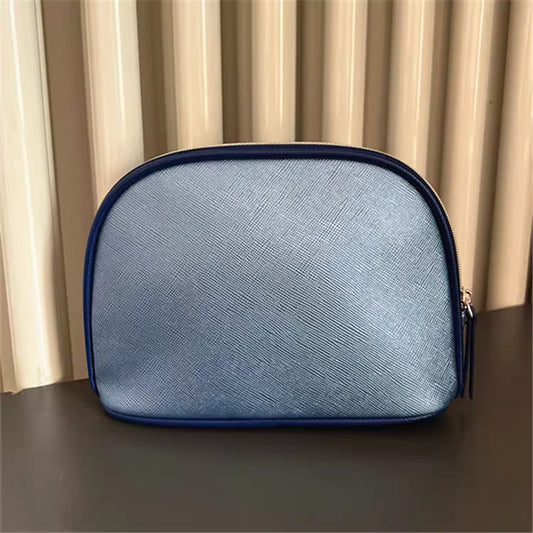 🌊 Bolsa portátil de viaje en PU color azul marino: ligera, resistente y fácil de llevar. Ideal para guardar artículos personales con estilo y practicidad. ¡Tu compañera perfecta en cada salida!