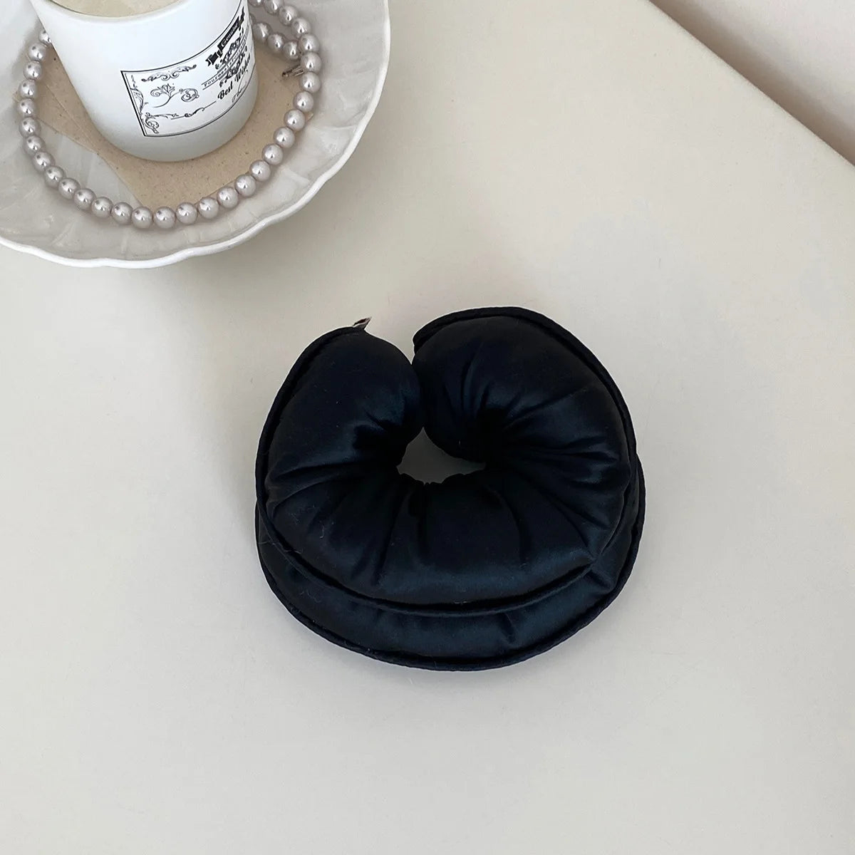 scrunchies elásticos de esponja y satén: suaves, cómodos y perfectos para mujeres y niñas. Accesorio ideal para peinados con estilo, sin maltratar tu cabello. ¡Color, suavidad y moda en cada coleta!