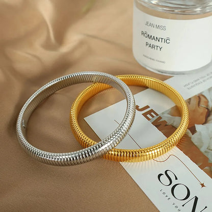 Pulsera retro de acero inoxidable, impermeable y elástica, con acabado pulido y baño de oro 18K. Joyería de moda unisex para hombre y mujer