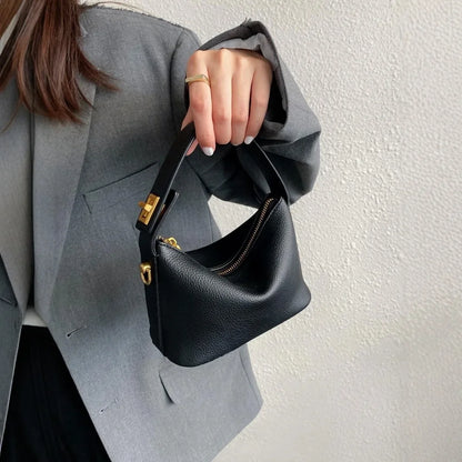 Bolso retro y sencillo tipo crossbody, de cuero suave y diseño cuadrado pequeño. Elegante, versátil y perfecto para uso diario con estilo.