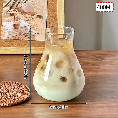 “Vaso de vidrio transparente con diseño ondulado, ideal para café helado, jugo, leche o té.”