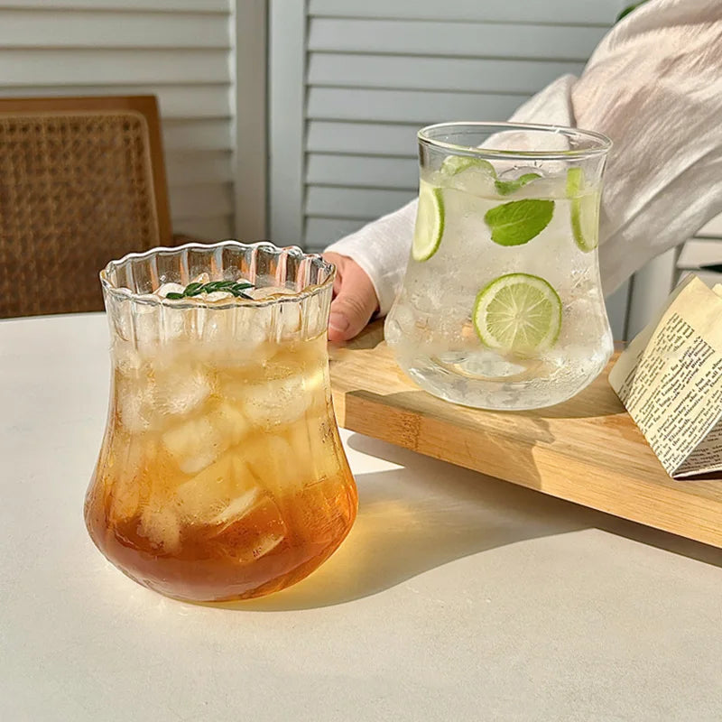 “Vaso de vidrio transparente con diseño ondulado, ideal para café helado, jugo, leche o té.”