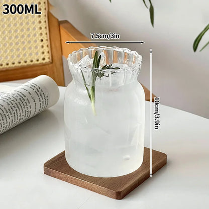 “Vaso de vidrio transparente con diseño ondulado, ideal para café helado, jugo, leche o té.”