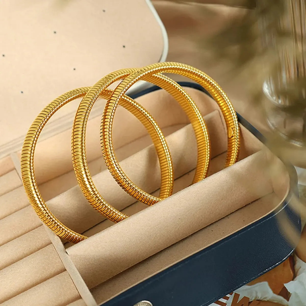 Pulsera retro de acero inoxidable, impermeable y elástica, con acabado pulido y baño de oro 18K. Joyería de moda unisex para hombre y mujer