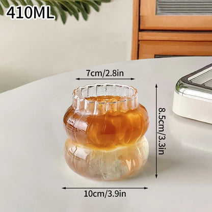 “Vaso de vidrio transparente con diseño ondulado, ideal para café helado, jugo, leche o té.”